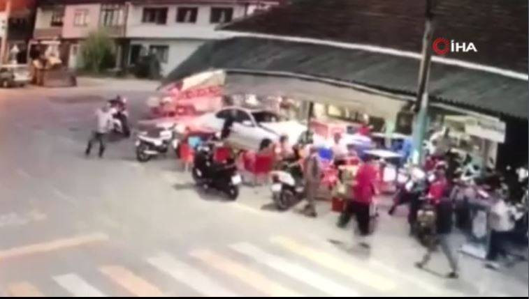 Davetsiz misafir! Lüks otomobil kahvehaneye daldı. Facianın eşiğinden dönüldü - Resim: 14